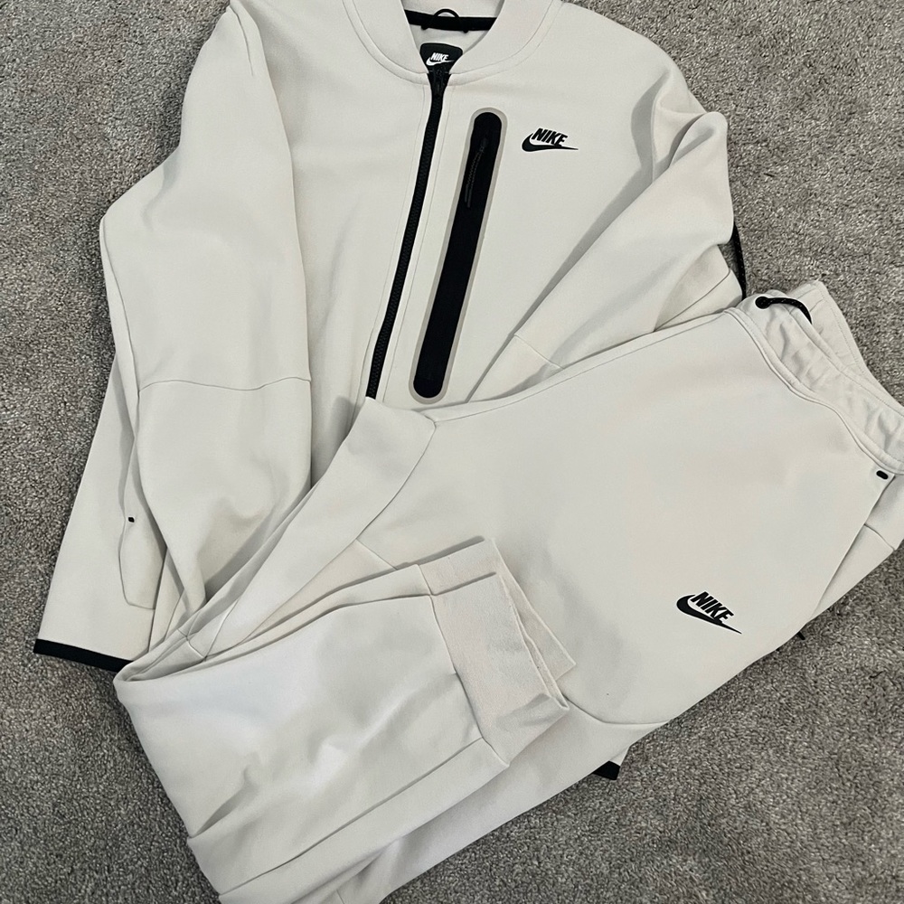 COPY - Nike tech jogging suit